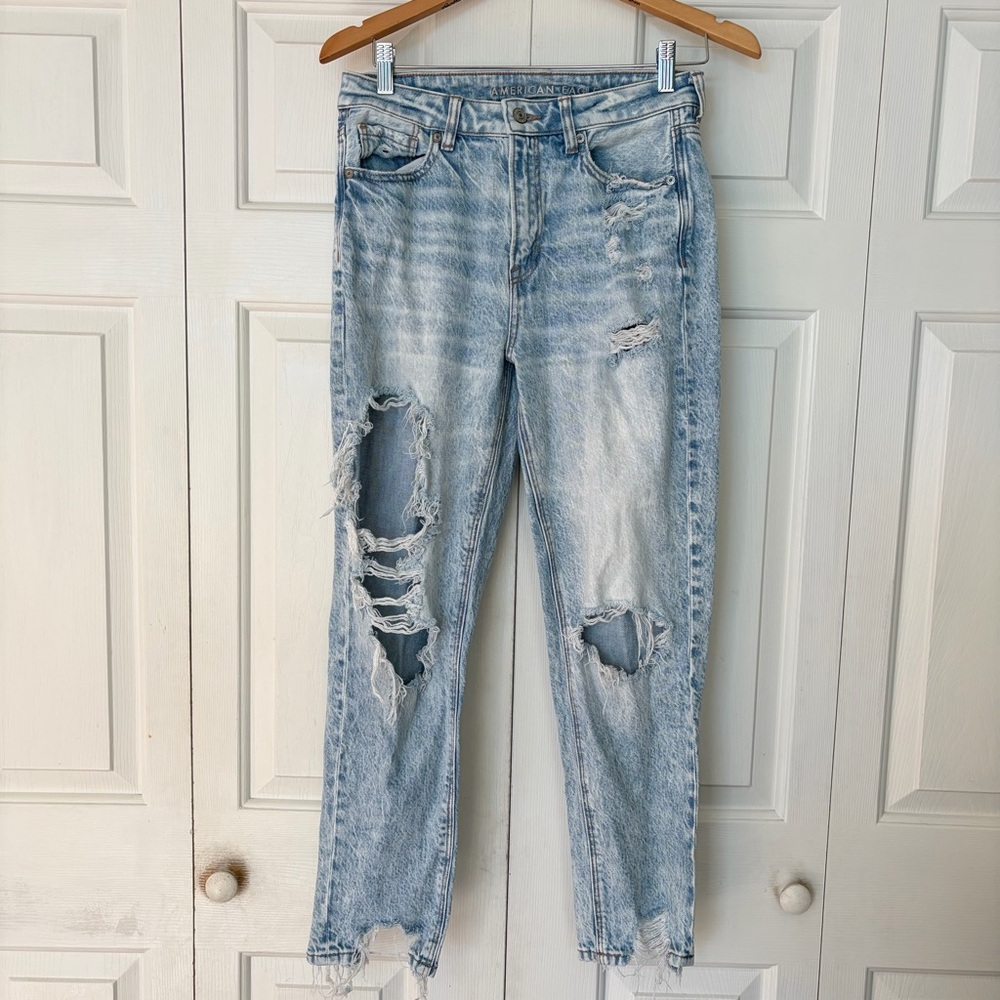 AMERICAN EAGLE Mom Jeans Womens 4 Long Blue Trashed Ripped High Rise Denim